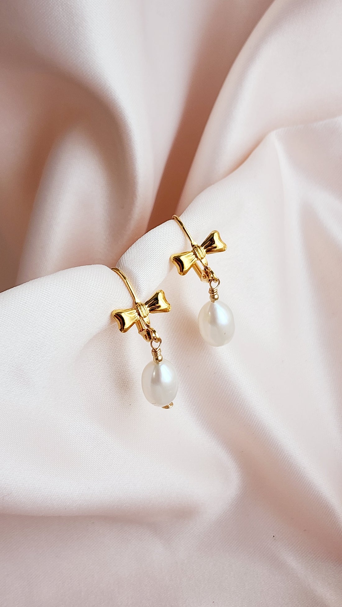 Bow Pearl Leverback Earrings