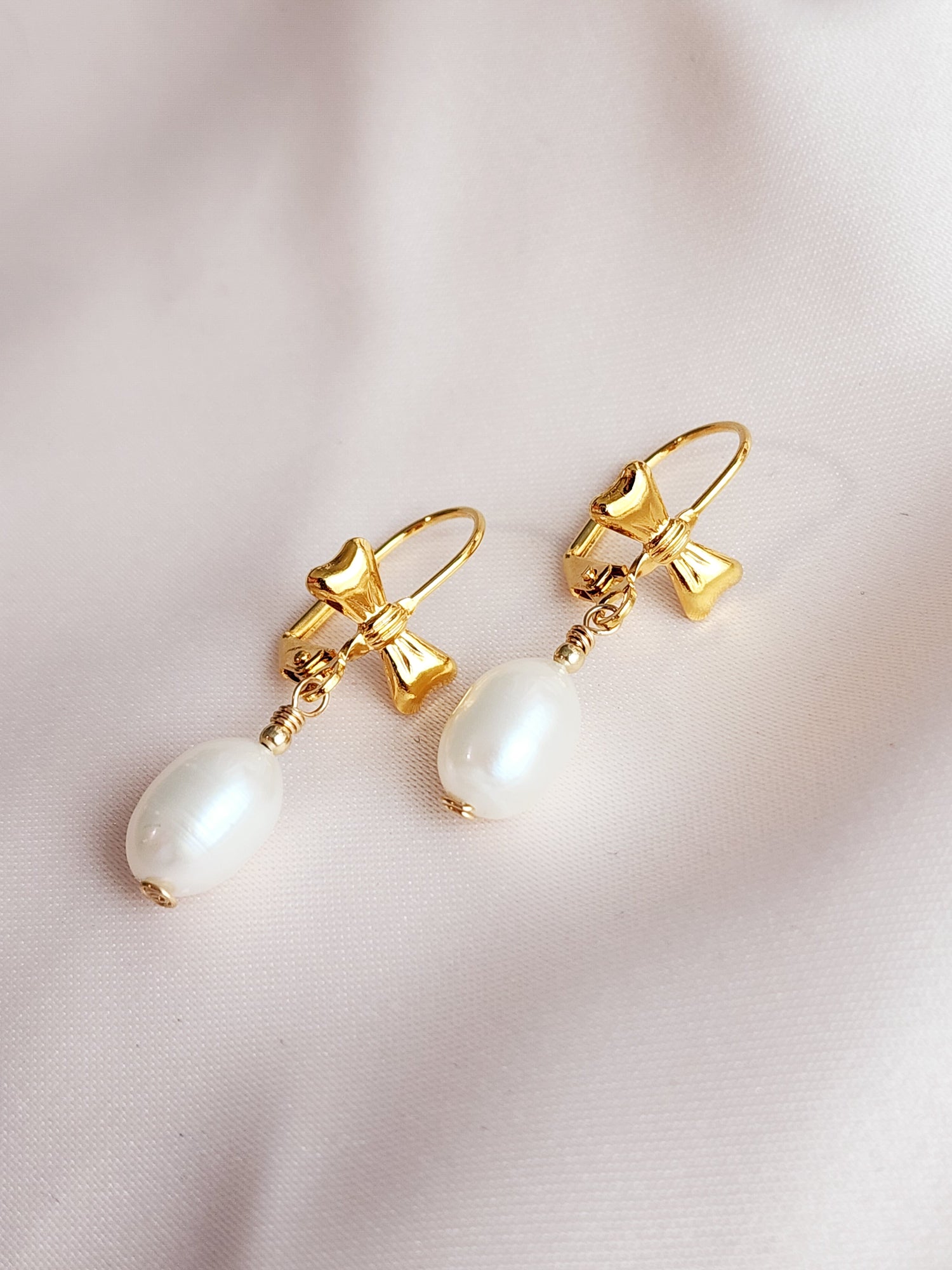 Bow Pearl Leverback Earrings
