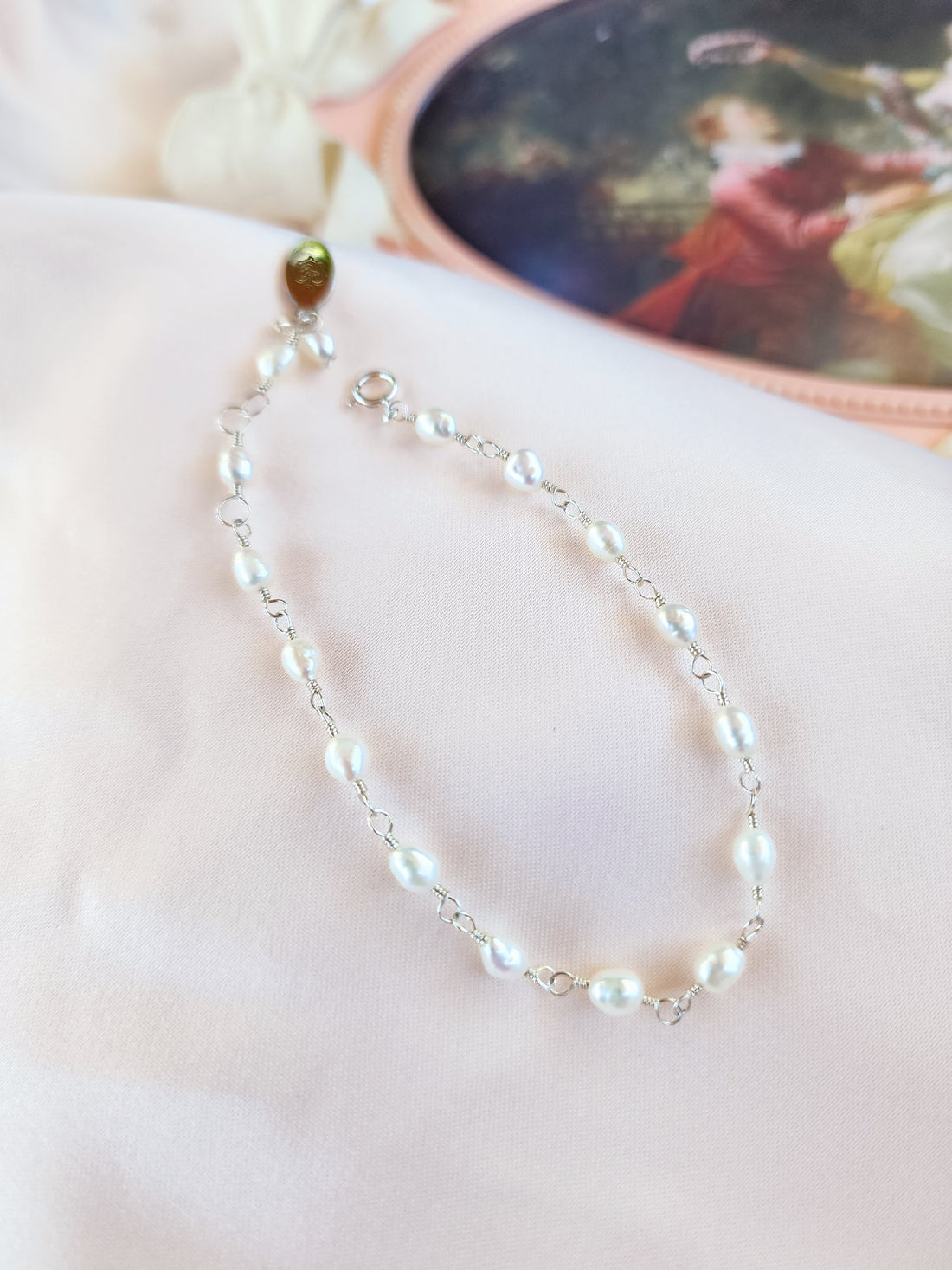 Top View Beautiful handlinked pearl bracelet with all freshwater pearls for a contemporary romantic look of an everyday bracelet and bridal bracelet